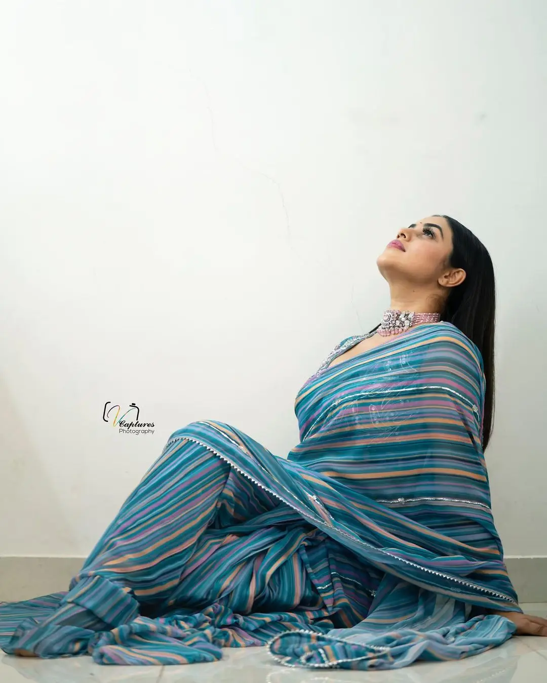 SHAMNA KASIM IN BEAUTIFUL JEWELLERY BLUE SAREE SLEEVELESS BLOUSE 5